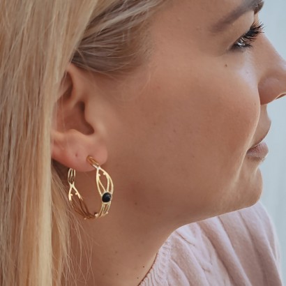 Earrings steel rings in gold with onyx stone