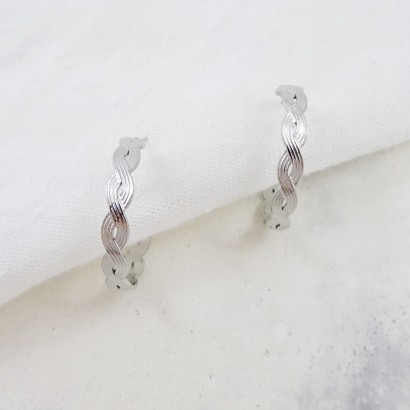 Σκουλαρίκια κρίκοι ατσάλι με σφυρήλατο σχέδιο σε ασημί