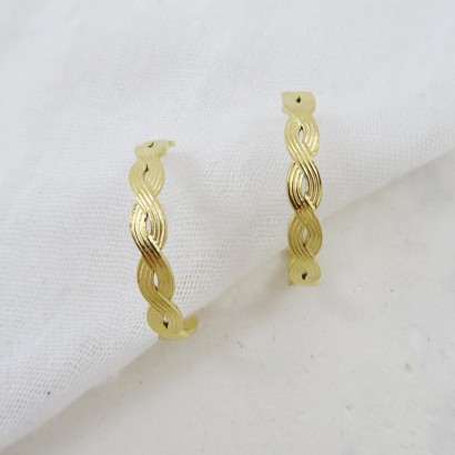 Σκουλαρίκια κρίκοι ατσάλι με σφυρήλατο σχέδιο σε χρυσό