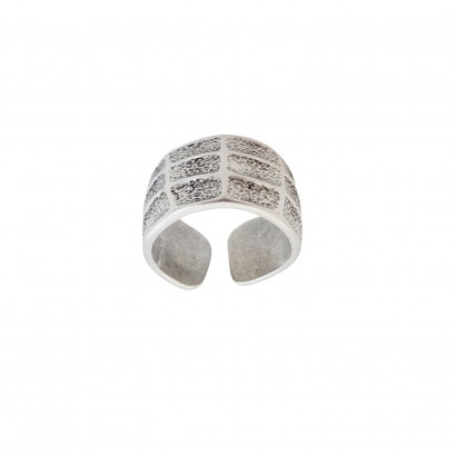 Forged ring with lines in silver color