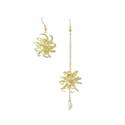 Handmade earrings with gold plated element and natural pearls
