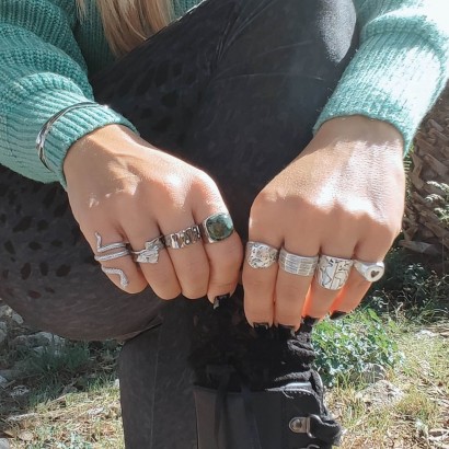 Γυναικείο δαχτυλίδι από ατσάλι με σχέδια σε ασημί και πέτρες ζιργκόν