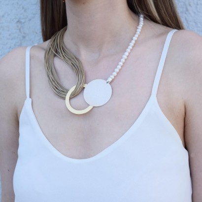 Handmade necklace with natural pearl and gold circle element