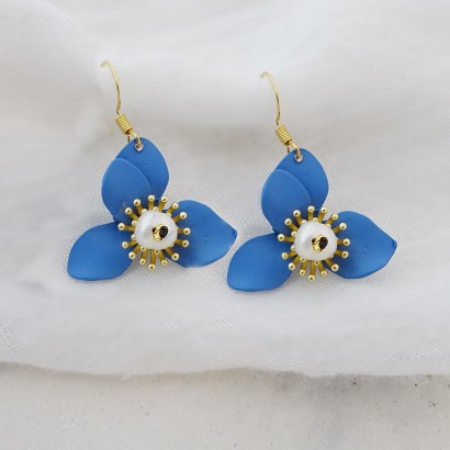 Χειροποίητα σκουλαρίκια με μπλε λουλούδι και φυσικό μαργαριτάρι