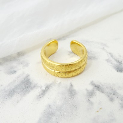 Δαχτυλίδι με ανάγλυφα σχέδια σε χρυσό χρώμα